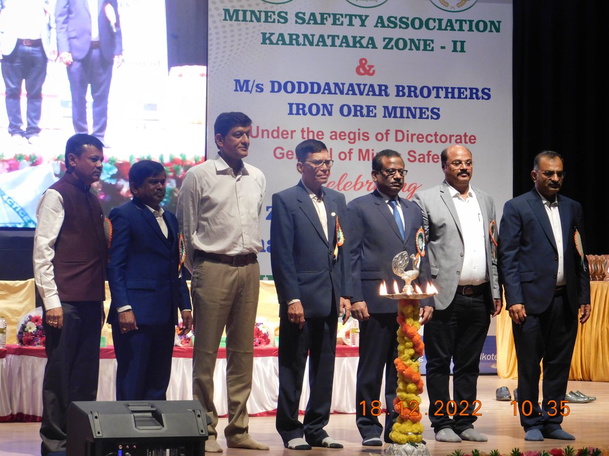 ermgroup2's tweet photo. The overall performance award was given to John Mines of M/s R. Praveen Chandra. On December 18, 2022, the Mines Safety Week Observance, 2022-23, concluding day function was hosted by the Mines Safety Association, Karnataka Zone-II in Bagalkot. #ermgroup https://t.co/owlac9ZWjZ