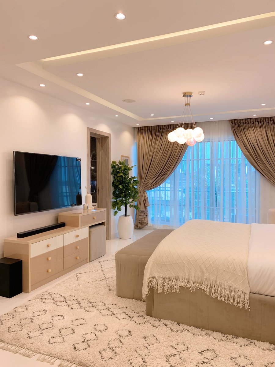 Modern bedrooms aren’t complete without an entertainment and reading corner. Why have only your bed, bedsides and closets when your bedroom is big enough?😉🤷🏾‍♀️