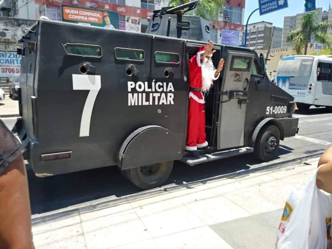 DjGeleiadaRC's tweet photo. Rio de Janeiro é tão maravilhoso que o papai Noel não anda de treno, vem de blindado. https://t.co/pcFEMgndFh