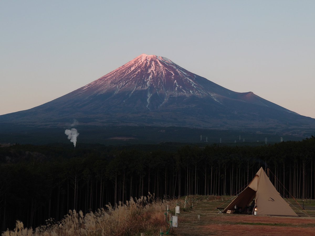Ayano_s_uri's tweet photo. 師走に入って色々と忙しく低浮上でしたが、年内キャンプ納めをしてきました。
前職場の先輩とWAQのテントを並べてきたよ〜⛺
寒かったけど絶景で、サイコーに癒やされました✨
(撤収後に車の鍵をなくすという、年1テンパる事案がありましたが😱)
よし!これで来年も頑張るぞ💪✨
#WAQ兄弟
#AlphaTC https://t.co/PkQv4LY4hr