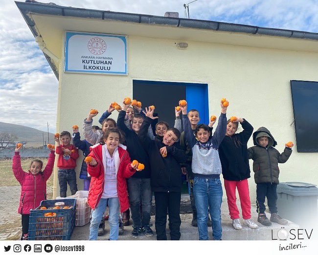 losev1998's tweet photo. Güler yüzlü, doğal çocuklarımıza en çok; köy okullarına dağıtılmak üzere dalından koparılıp özenle hazırlanan mandalinalarımız yakışır🧡🤗
BAĞIŞ yaz 3406'ya SMS gönder📲 
Köy çocukları doğal mandalinaya kavuşsun🍊 #Mandalinanın1incisi https://t.co/ygR5lZ0Tmf