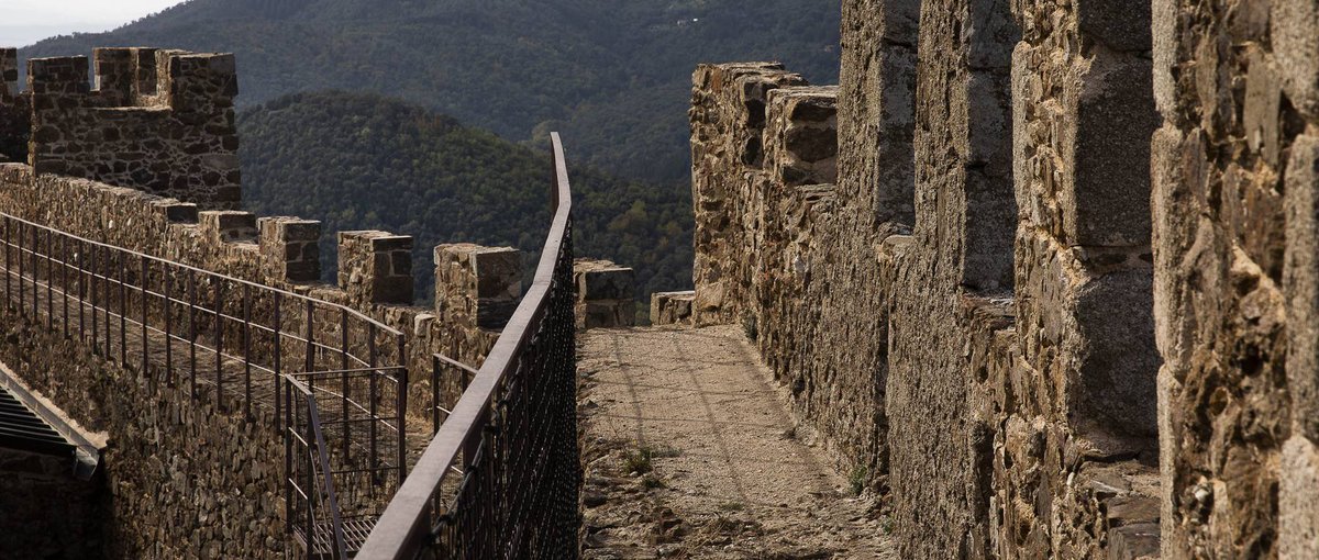 🏰En la comarca de la Selva a 632 metros de altitud dentro del Parque Natural del Montseny se encuentra la fortaleza gótica del castillo de Montsoriu, casi estandarte de la Corona de Aragón, comenzado a construir en el siglo X, y con etapas románicas y góticas.