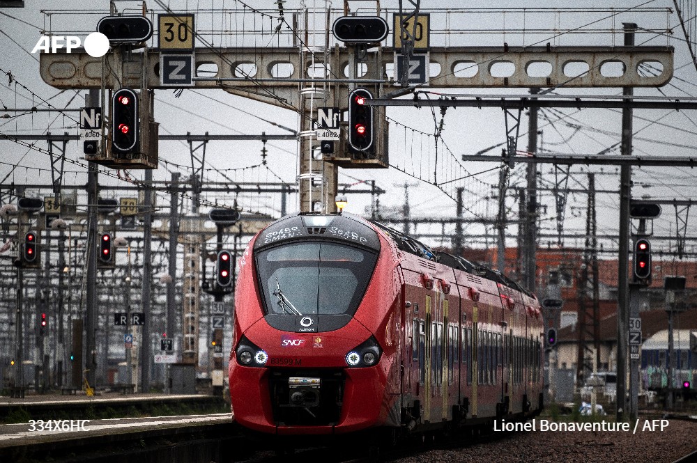 [À LA UNE À 8H] Grève de Noël : La SNCF a annoncé un plan de transport légèrement dégradé pour samedi et dimanche par rapport aux prévisions initiales avec 2 TGV sur 5 supprimés. L'axe Atlantique et l'axe Nord seront davantage touchés #AFP 2/5