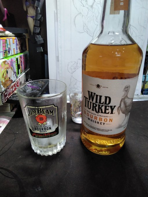 ワイルドなターキーを水割りとロックで試飲～
水割りだと、香りと味閉じ込められすぎるかも。
ロックだと、口の中にスモーキーな香が広がり、飲み込むと喉で華やかにウィスキーの香が広がるロック向きのウイスキーですね。

ハイボールだとどうなるか楽しみ

究極は直のみw 