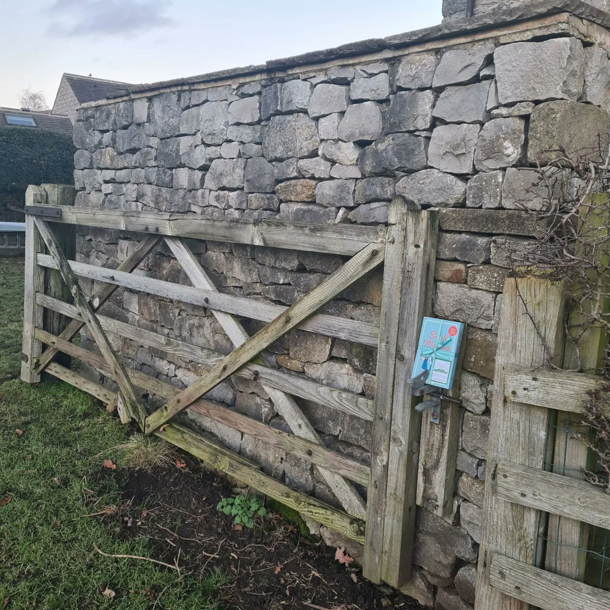 Bookfairies_DE's tweet photo. A book fairy has been hiding #PenguinUk proofs around #hopevalley
We're you the lucky finder?
#ibelieveinbookfairies #bookfairydrops #bookpresents https://t.co/XtNy7GD9gM