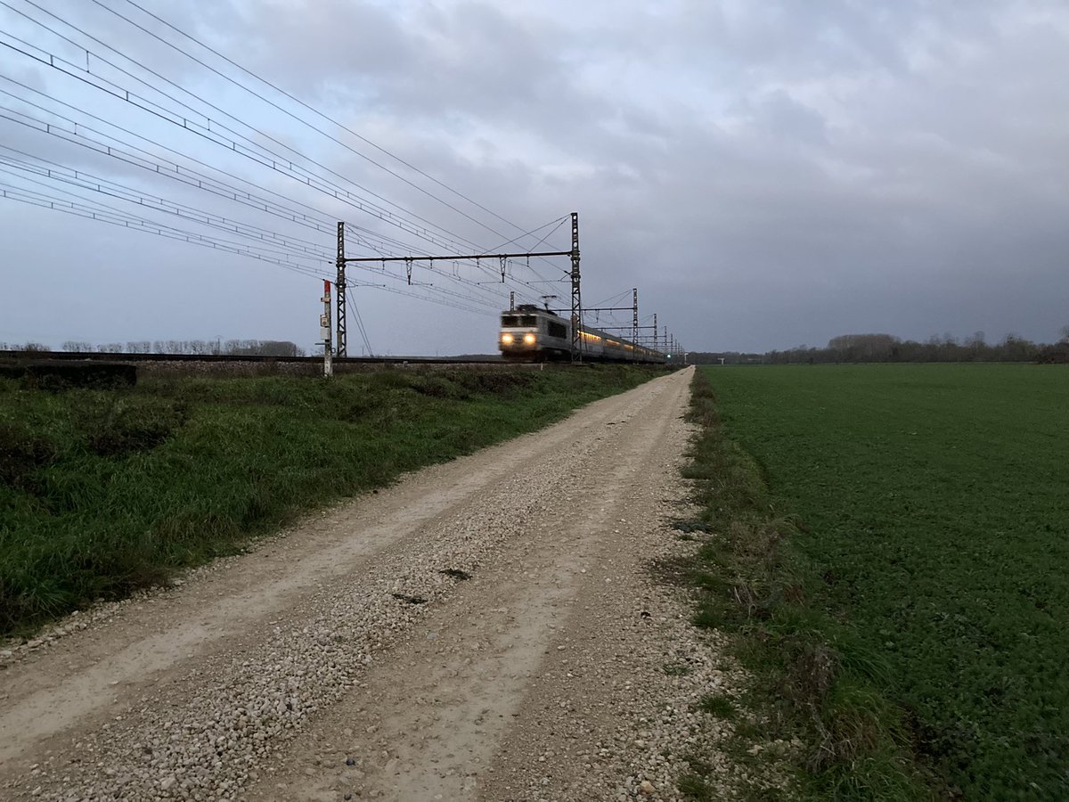BONNIN1402's tweet photo. @alain22387 Direction Dijon pour le @TER_BFC_Trafic N891373 mené par la BB7248. Il a fait correspondance avec le Corbigny!
Une superbe parcelle de lin au #pk166 pour un ciel moins gris ce printemps!
Quant à moi ce sera Nogent!
Bon rail à toi https://t.co/CTXpk0axNz