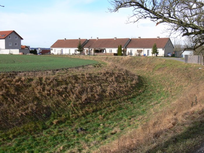 HawkeJon's tweet photo. #RomanFortThursday
Lauriacum was an important legionary #Roman town on the Danube Limes in #Austria.Where a Roman settlement was located at a ford over the Enns, the Legio II Italica built a legion camp around 200AD, after the abandonment of an older site in Albing,
#Archaeology https://t.co/1wqIOALgQY
