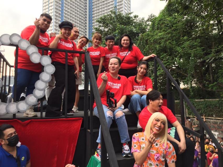 starhuntabscbn's tweet photo. LOOK: Amanda Zamora with the cast and director of #PartnersInCrime on #MMFF2022 #ParadeOfStars! ✨ https://t.co/Is6tlbYF5h