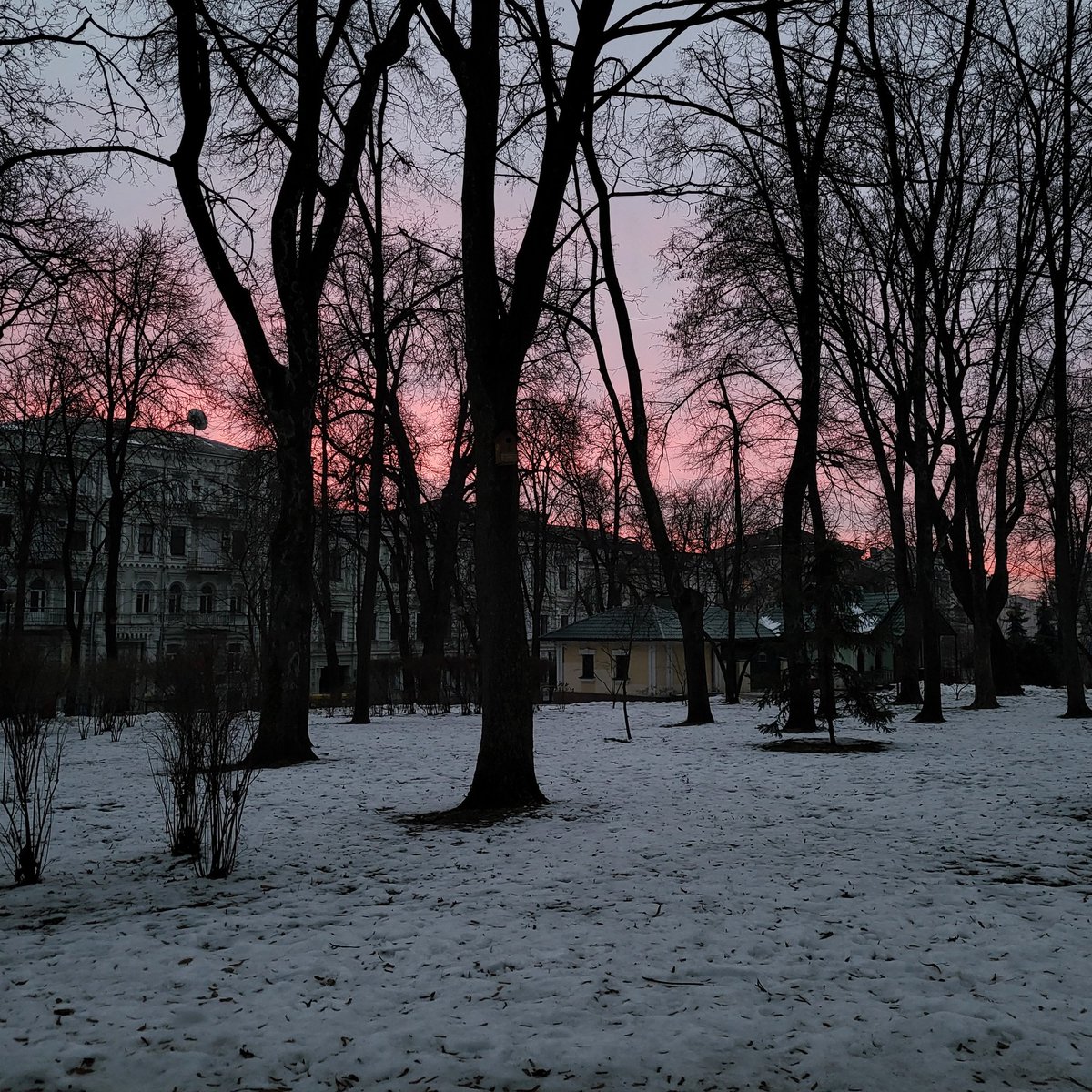 Another $175Cdn came in from #France, #Canada and an "anonymous" donor 😉 while I was on the train. As of this morning, we have $5261.60Cdn for food and socks for the civilians and #soldiers of #Ukraine.

#Thankyou so much #donors. 

Sunset in #Kharkiv and Sunrise in #Kyiv