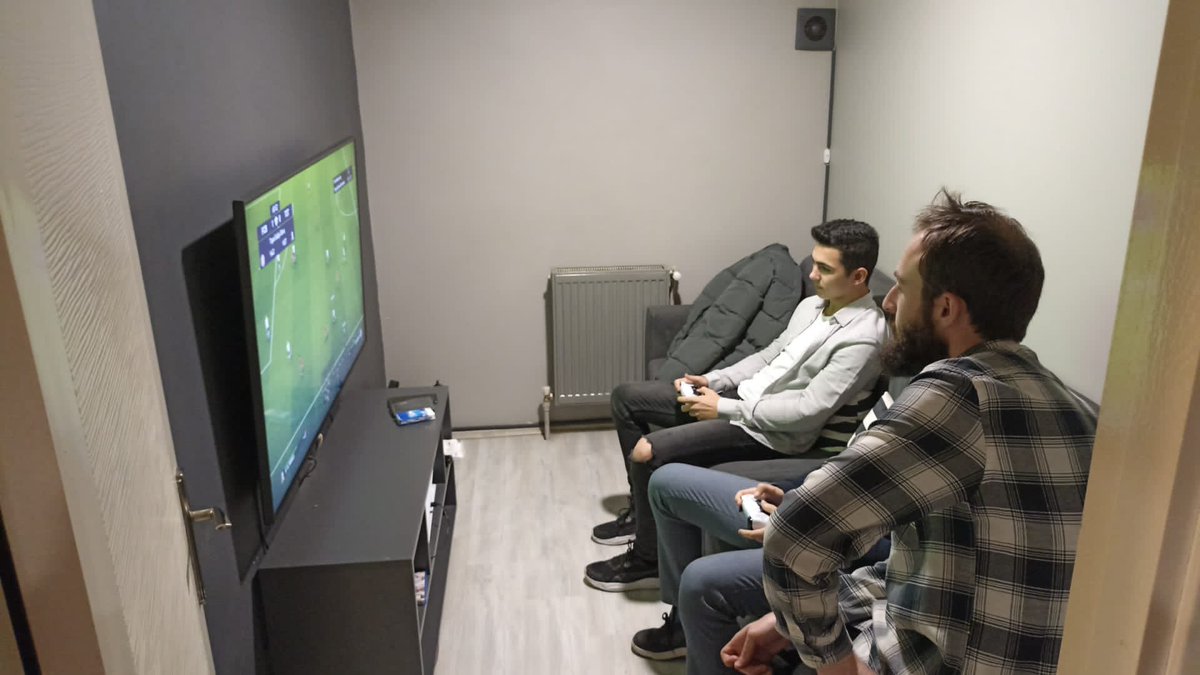 Hukuk Fakültemiz ile birlikte PES ve FIFA turnuvası düzenledik. Kazanan arkadaşlara ödüllerini takdim ettik. Ayrıca katılan tüm arkadaşlara kitap hediyemiz oldu. 
<a href="/agdankaraunikom/">AGD Ankara Üniversitesi</a> <a href="/agdankarauni/">AGD Ankara Şube Üniversite</a> <a href="/agdankarahukuk/">AGD ANKARA HUKUK</a>