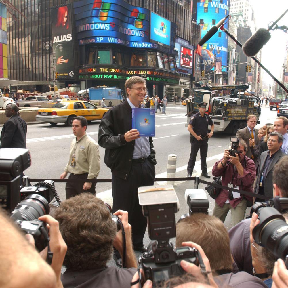 wowstartsnow's tweet photo. Bill Gates poses for the press at the Windows XP launch event in New York on 25th October 2001. https://t.co/ekGREi5wXW