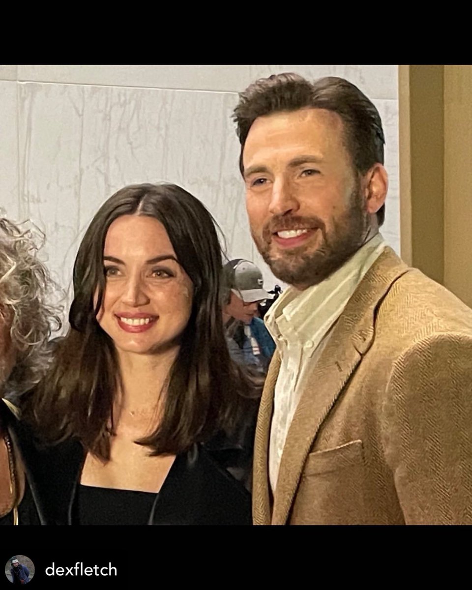 Evansverse's tweet photo. #DexterFletcher on IG
At some point I’ll post the whole picture… #Ghosted 🤪#emojiscount #beacactus🌵 Dx #ChrisEvans #AnaDeArmas https://t.co/wDaa7TZMNQ