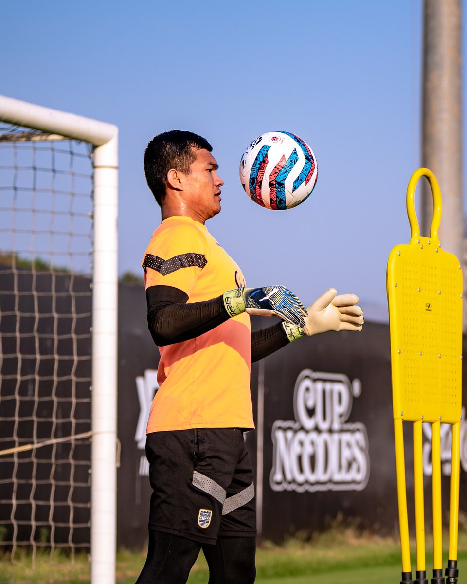 AnuragMartian's tweet photo. Guardian at work for #MCFCCFC 💪

#MumbaiCity #AamchiCity #trainng #goalkeeper https://t.co/7teQCHtYuw