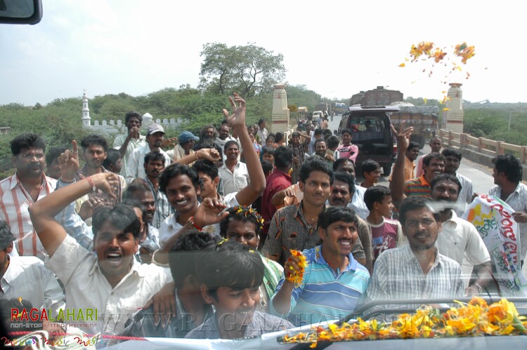 alanatiallarI_'s tweet photo. #Desamuduru 2007 !
Before Baahubali !! 
It's just his 5th film !!! 

I have tried to fit the whole matter in a single tweet but I failed 😔 because..,, @alluarjun is the real monster 🙏

Thread : 

1. https://t.co/rgILhCqpiY