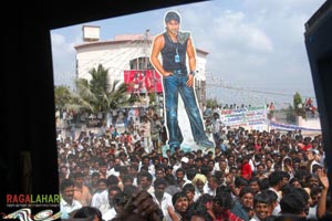alanatiallarI_'s tweet photo. #Desamuduru 2007 !
Before Baahubali !! 
It's just his 5th film !!! 

I have tried to fit the whole matter in a single tweet but I failed 😔 because..,, @alluarjun is the real monster 🙏

Thread : 

1. https://t.co/rgILhCqpiY