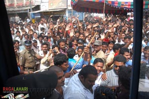 alanatiallarI_'s tweet photo. #Desamuduru 2007 !
Before Baahubali !! 
It's just his 5th film !!! 

I have tried to fit the whole matter in a single tweet but I failed 😔 because..,, @alluarjun is the real monster 🙏

Thread : 

1. https://t.co/rgILhCqpiY
