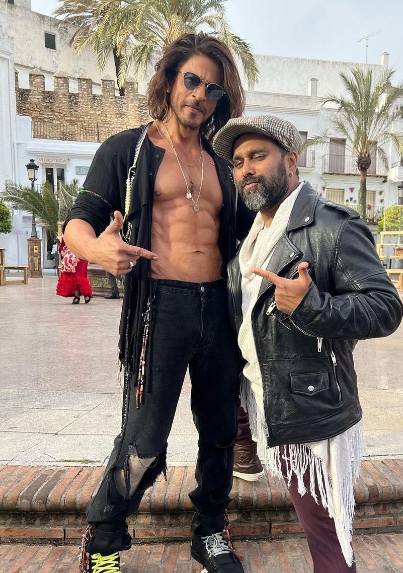 Aur ye abs kuch logon ko VFX wale abs lage the 🫠 Shayad isliye kaha jaata hai ke nafrat hamare dimag ke liye haanikarak hai. <a href="/iamsrk/">Shah Rukh Khan</a> worked hard for it. And results are here. He’s 57 now. Can put to shame many youngsters. #Pathaan #JhoomeJoPathaan