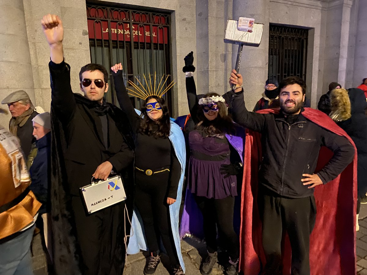 Sainzdeaja's tweet photo. 🍀A la cua per entrar al sorteig de la Loteria de Nadal et pots trobar el bo i millor d'Espanya. També gent que creu molt molt en la sort. Tant que hi ha qui s'ha comprat 82 dècims. Sí, 1.640€ en loteria. 

🎙️Amb en @ferranbadom per @maticatradio @Catinformacio @CatalunyaRadio https://t.co/M034HSlCp7