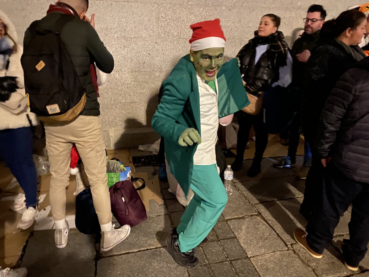 Sainzdeaja's tweet photo. 🍀A la cua per entrar al sorteig de la Loteria de Nadal et pots trobar el bo i millor d'Espanya. També gent que creu molt molt en la sort. Tant que hi ha qui s'ha comprat 82 dècims. Sí, 1.640€ en loteria. 

🎙️Amb en @ferranbadom per @maticatradio @Catinformacio @CatalunyaRadio https://t.co/M034HSlCp7