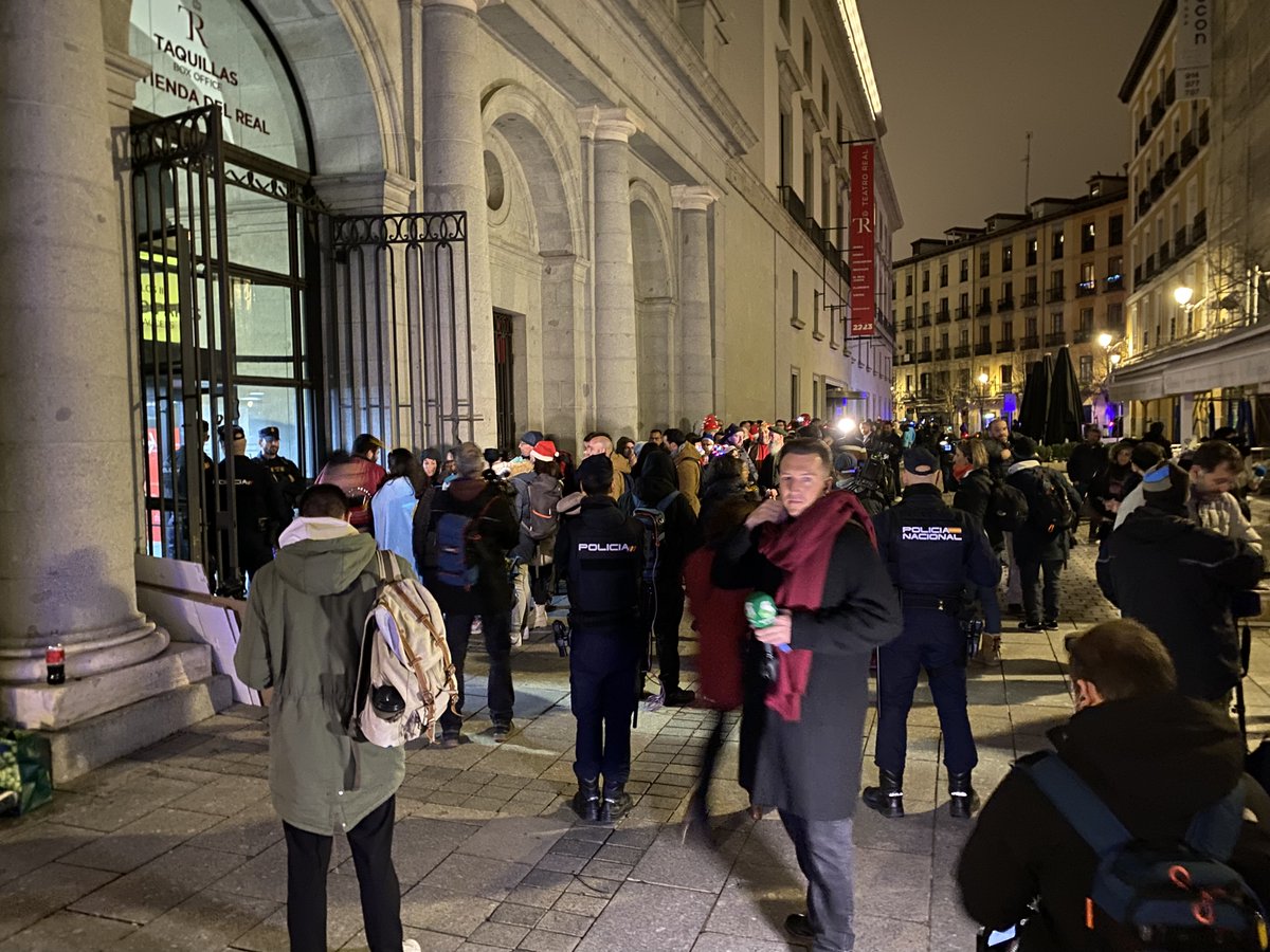 Sainzdeaja's tweet photo. 🍀A la cua per entrar al sorteig de la Loteria de Nadal et pots trobar el bo i millor d'Espanya. També gent que creu molt molt en la sort. Tant que hi ha qui s'ha comprat 82 dècims. Sí, 1.640€ en loteria. 

🎙️Amb en @ferranbadom per @maticatradio @Catinformacio @CatalunyaRadio https://t.co/M034HSlCp7