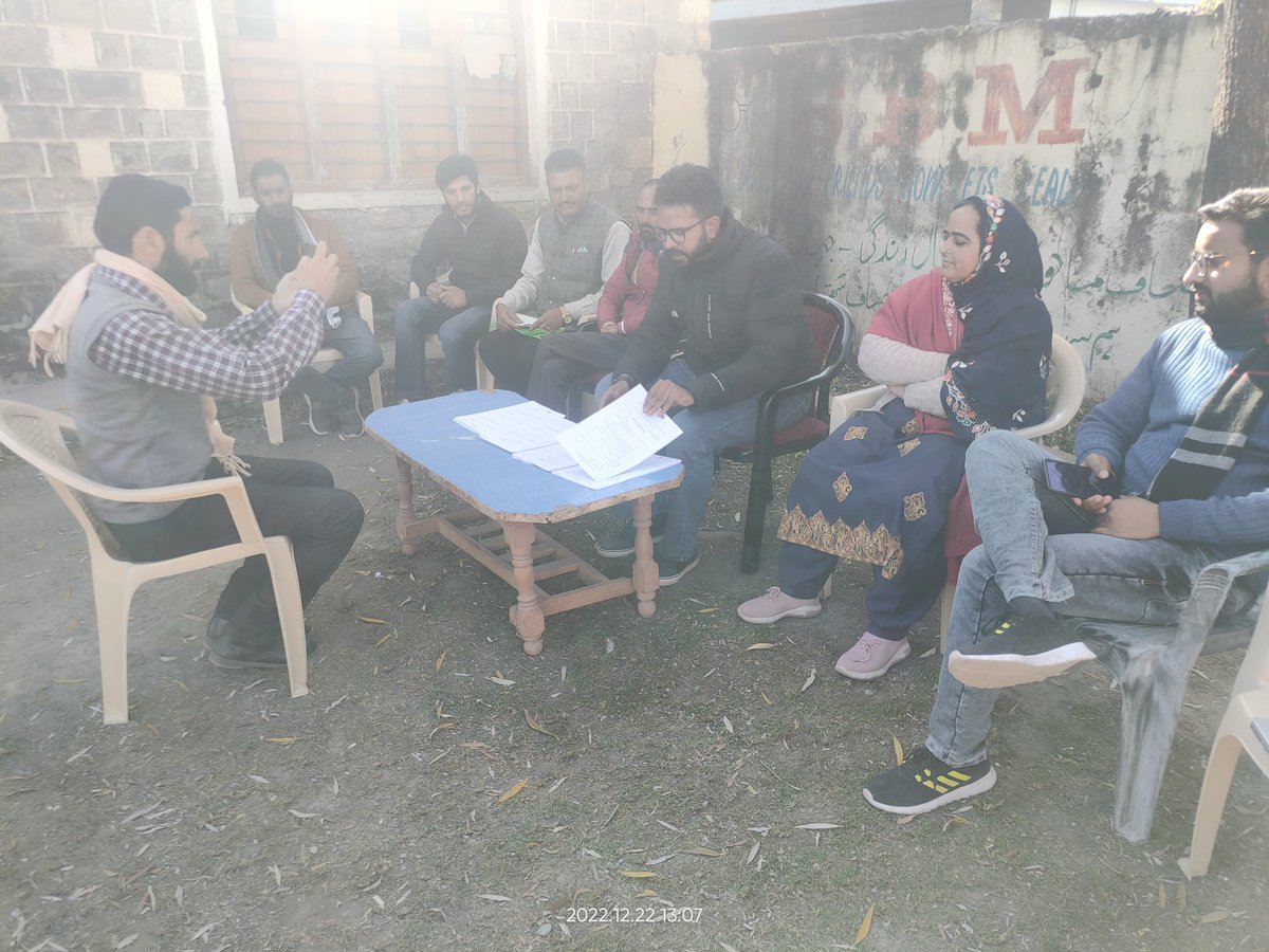 BdoBudhalOld's tweet photo. Block Development officer Budhal old @hanief_mohtshim sir briefing general public of Block through media regarding new #electoral process.
@vikashappy87
 @diprjk 
@DioRajouri https://t.co/7ZFZ2eaSiI