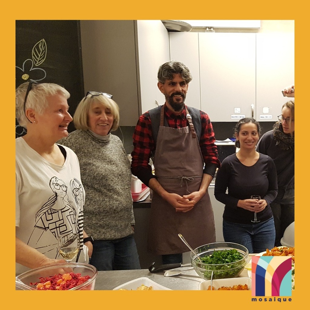 Bevor wir unser mosaique-Jahr beenden fand noch ein Treffen der Me'mos - unserer Fördermitglieder - statt. Vor ein paar Tagen waren alle Me'mos zu uns ins Haus zu einem kleinen Jahresrückblick und Essen eingeladen. Das ist nicht die Vereins-Mitgliederversammlung der stimmber…