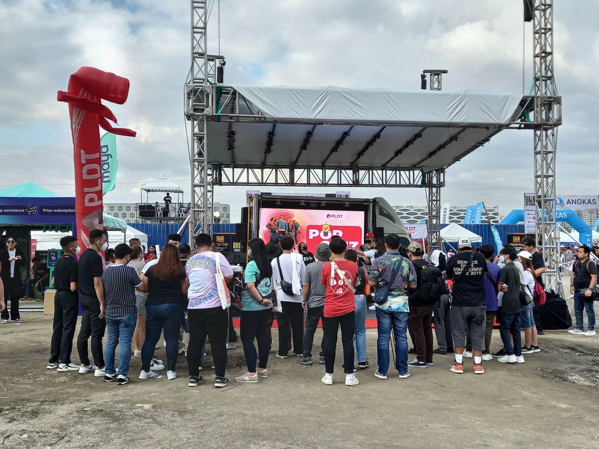MOAArena's tweet photo. Eraserheads @HulingElBimbo22 reunion concert na mamaya. Kita kits sa SMDC Festival Grounds! 😉

#HulingElBimbo2022 #Eraserheads2022
#EraserheadsAtSMDCFestivalGrounds https://t.co/zbMocD6OeS