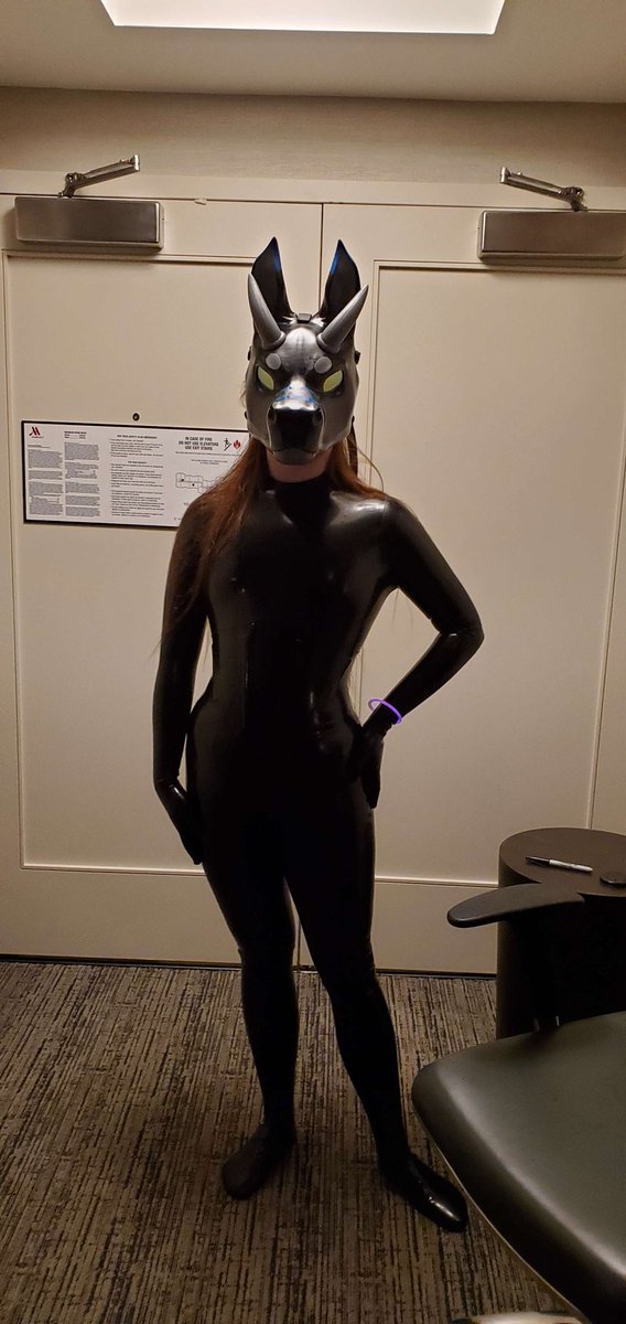 RubberFoxViolet's tweet photo. Figure I should finally post some of my rubber pics from MFF~

Thanks to @Latexbold for letting me borrow their lovely mask~ 💜

#rubberfur #MFF2022 https://t.co/VoiflhOWdx