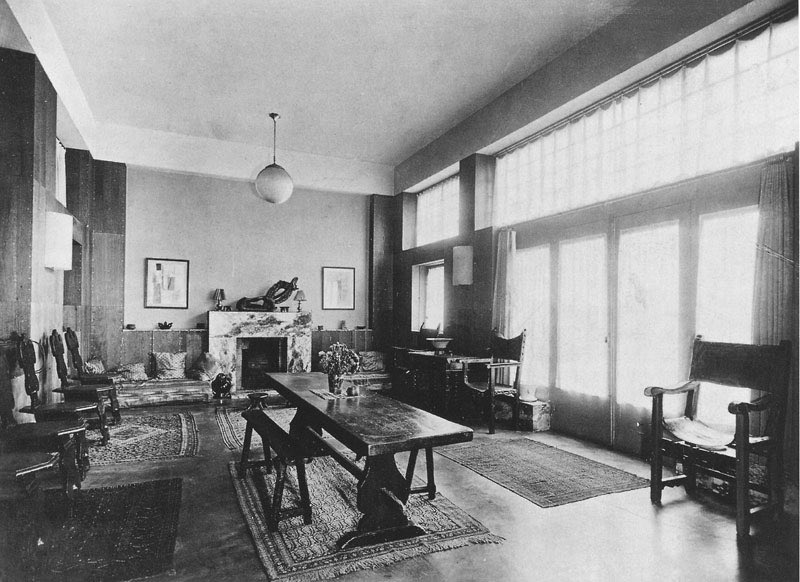 Annette_Hammer's tweet photo. The #Tzara House from 1926 is - as opposed to its context in Montmarte - forced to absolute symmetry. From the hyper-scaled base to the similar entrances: It‘s disturbing - or #dada. #Loos‘ raumplan reveals:  No constraints, pure functionality and a truly modern concept of space. https://t.co/JPEVTc99cE
