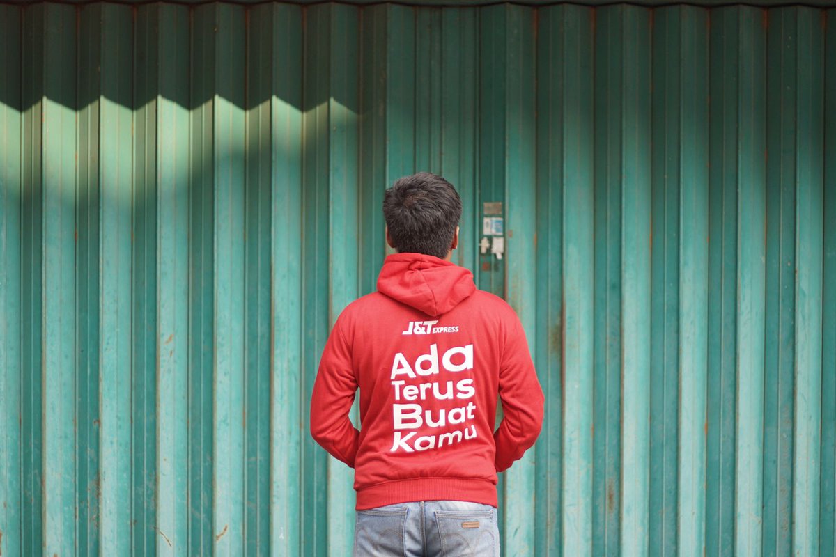 jntexpressid's tweet photo. Wah ternyata gak cuma mimin yang ngerasa dingin banget. Nah mimin juga ingin berbagi kehangatan buat J&amp;T Friends dengan bagi-bagi HOODIE EKSKLUSIF J&amp;T EXPRESS! 

Bagi yang mau absen yaa dengan RT yg banyak!  Limited edition loh J&amp;T Friends 😎😎😎 https://t.co/o4wT83AwUZ