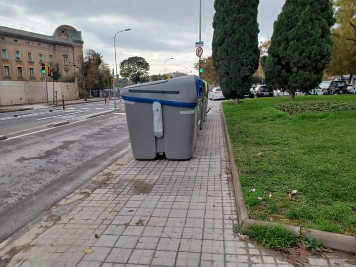 AccessibilitatB's tweet photo. Amb CADIRA d RODES NO PODEM PASSAR al Carrer Gran de la Sagrera (cantonada C/Hondures) @bcn_ajuntament @BCN_Ecologia 
La Sagrera és un barri on hi ha la Guttman, rehabilitació de personas amb lesions medul·lars ♿️. Gràcies per tant Ajuntament https://t.co/lKKT2ufWPz