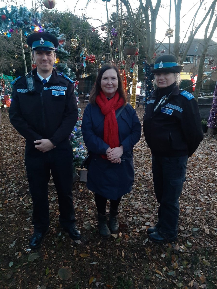FriendsDrive's tweet image. Great to have @MerPolKnowsley drop in &amp;amp; enjoy our Winter Wonderland, meeting Chair @Joburkegreengal &amp;amp; Deputy Chair @smalmarg2012 &amp;amp; volunteers Mal, Thomas, @GoldingCath &amp;amp; Ruth whilst chatting with our community. Santa said they are currently on the NiceList.
#CommunityEngagement
