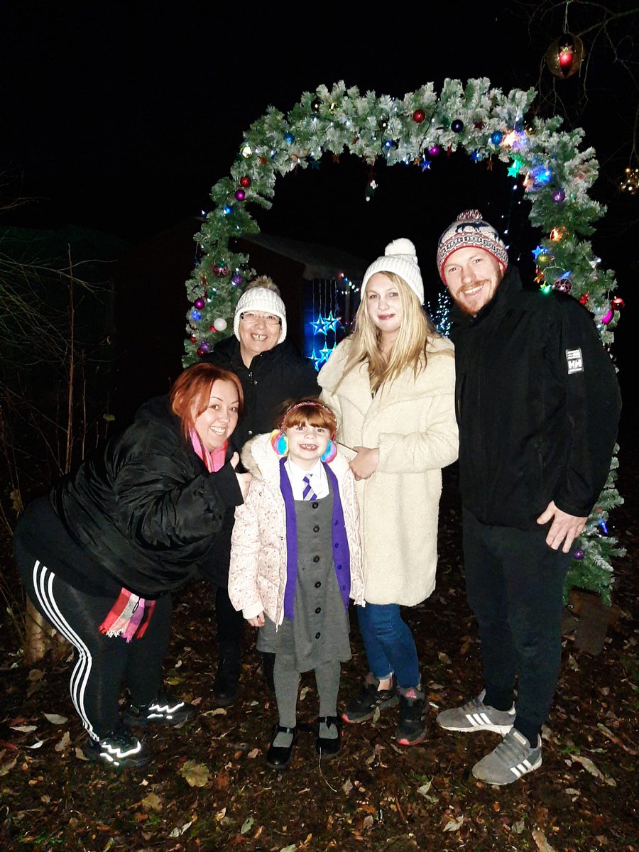 FriendsDrive's tweet image. Great to have @MerPolKnowsley drop in &amp;amp; enjoy our Winter Wonderland, meeting Chair @Joburkegreengal &amp;amp; Deputy Chair @smalmarg2012 &amp;amp; volunteers Mal, Thomas, @GoldingCath &amp;amp; Ruth whilst chatting with our community. Santa said they are currently on the NiceList.
#CommunityEngagement