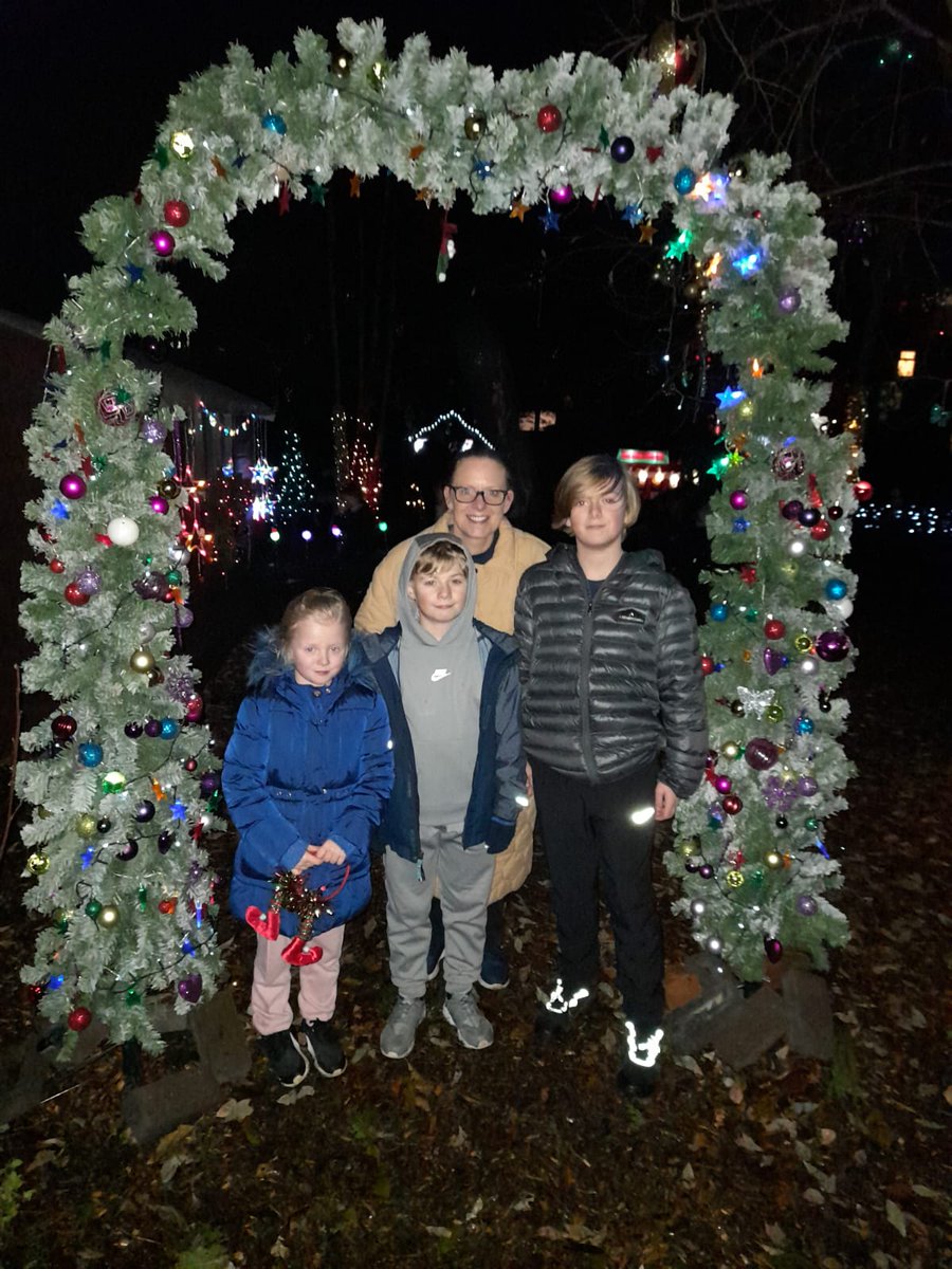 FriendsDrive's tweet image. Great to have @MerPolKnowsley drop in &amp;amp; enjoy our Winter Wonderland, meeting Chair @Joburkegreengal &amp;amp; Deputy Chair @smalmarg2012 &amp;amp; volunteers Mal, Thomas, @GoldingCath &amp;amp; Ruth whilst chatting with our community. Santa said they are currently on the NiceList.
#CommunityEngagement