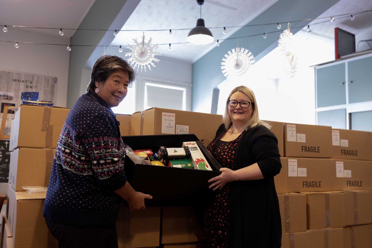 Swansea University (@swanseauni) on Twitter photo More than 600 Christmas hampers have been donated to Swansea foodbanks, thanks to the generosity of #SwanseaUni staff ๐
โก๏ธ swan.ac/Hampers More than 600 Christmas hampers have been donated to Swansea foodbanks, thanks to the generosity of #SwanseaUni staff ๐
โก๏ธ swan.ac/Hampers