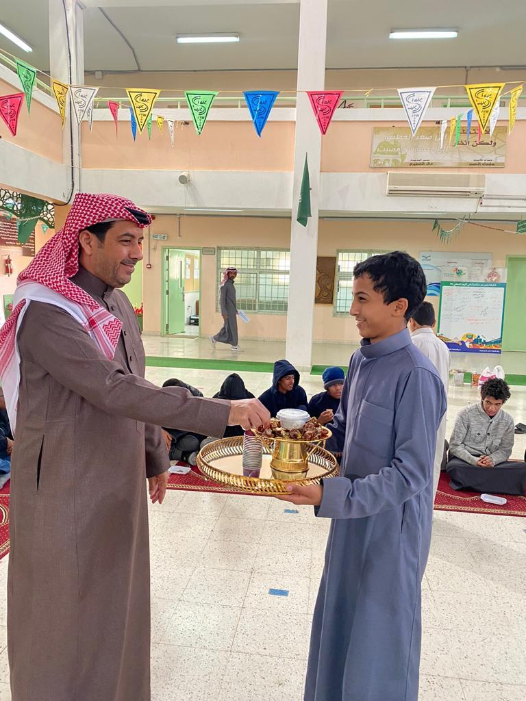 النشاط الطلابي يفعّل برنامج عام القهوة السعودية 2022 بمشاركة مدير المدرسة والمعلمين وجميع الطلاب بقسميه العام والتربية الخاصة .#تعليم_القصيم