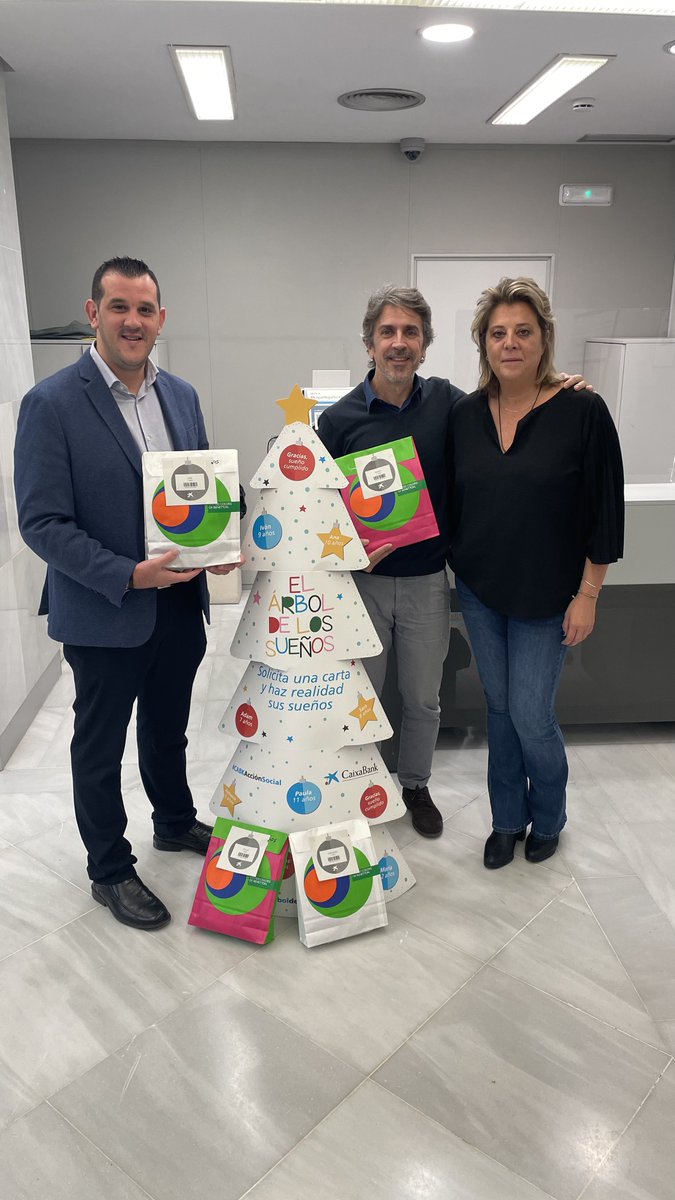 Gracias a todos los clientes y empleados de la oficina <a href="/caixabank/">CaixaBank</a> en Los Molares por hacer posible realidad 🎄El Árbol de los Sueños.
#NingunNiñoSinRegalo