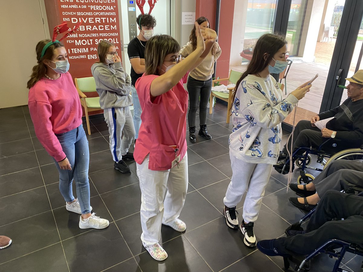 Les darreres setmanes hem continuat amb l'#APS a la residència municipal d' <a href="/AjAlmacelles/">Ajuntament d'Almacelles</a>. Hem col·laborat preparant una sorpresa per a les families de tots els usuàris. Gràcies a tot l'equip de la residència per deixar-nos col·laborar! Bones festes equip! #aprenentiensenyant