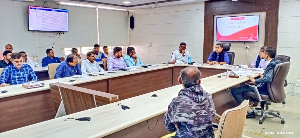 CollectorArv's tweet photo. જિલ્લા સ્વાગત અને ફરિયાદ નિવારણ કાર્યક્રમ સંદર્ભે અરવલ્લી જિલ્લામાંથી ઉપસ્થિત અરજદારો તરફથી વણઉકેલ્યા અલગ-અલગ પ્રશ્નોને સાંભળ્યા બાદ હાજર સંબંધિત અધિકારીઓ દ્વારા સમયાનુસાર નિકાલ કરવા જણાવતાં હકારાત્મક અભિગમથી પ્રત્યુતર આપવામાં આવ્યાં.
@CMOGuj @pkumarias @revenuegujarat https://t.co/qJeQcx0h7Y