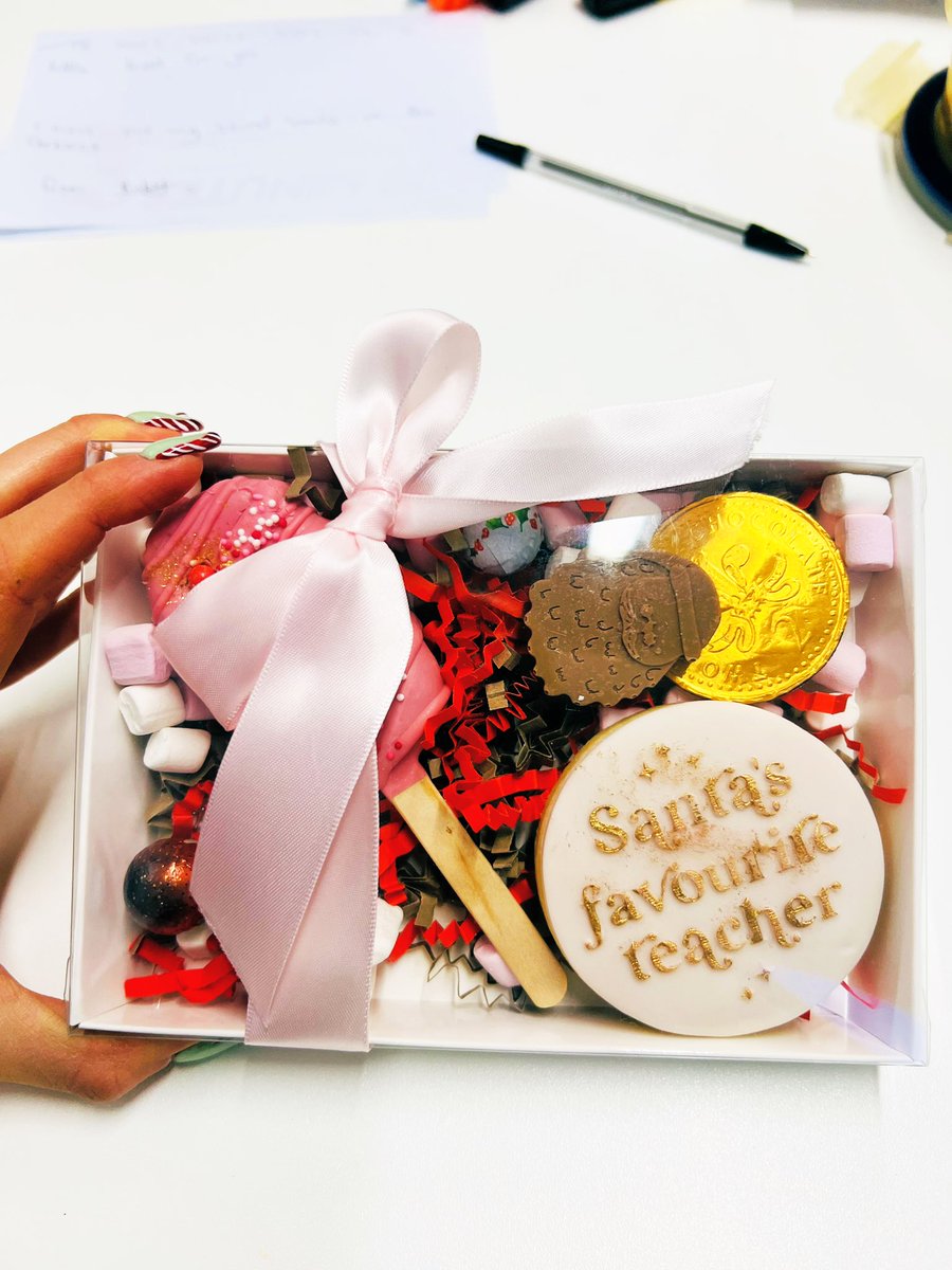 mrsmvoice's tweet photo. What a gorgeous surprise from a student in 7MV ๐๐ฅบ Merry Christmas, everyone! #TwoDayCountdown #CaldicotSchool https://t.co/1K5UQr7nQS