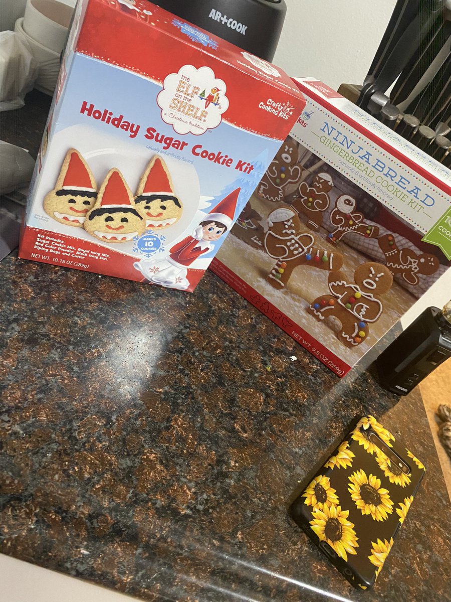 YukiDoThing's tweet photo. Oh boy, let’s get festive!!😹😹😹 #Christmas #ninja #gingerbreadmen https://t.co/UThaeDvVTE