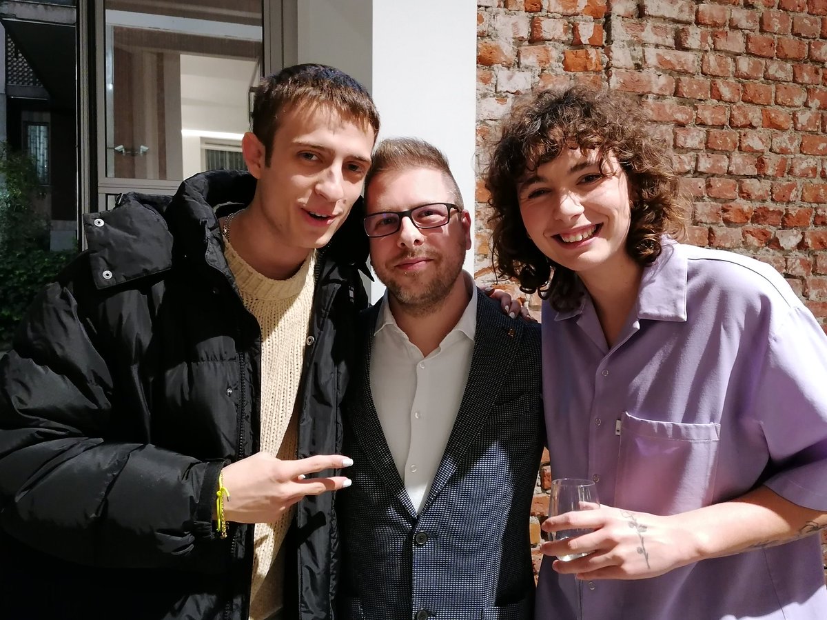 EmilioMunda's tweet photo. Ogni tanto anche noi ci divertiamo 🥂 @sangiovann1 @sonolamadame1
Grazie @SugarMusic_tw https://t.co/ec6D3me7Sm
