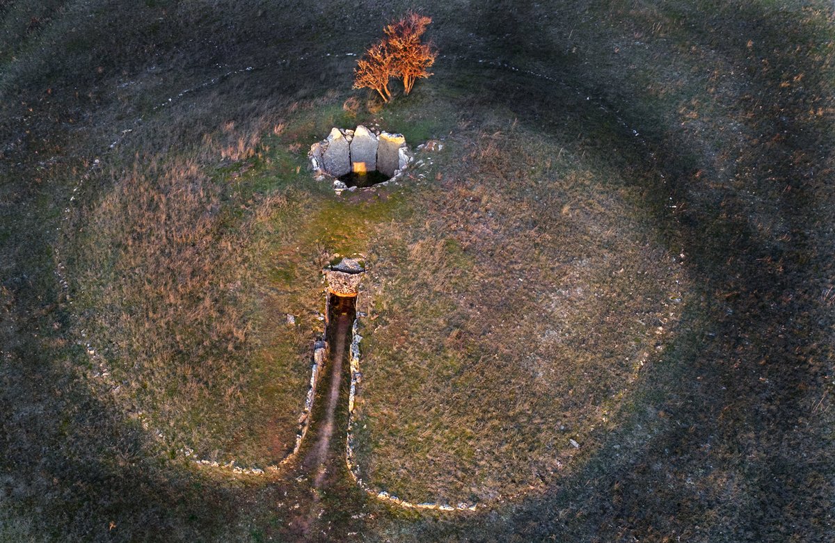 Businirmaslejos's tweet photo. SOLSTICIO DE INVIERNO EN EL DOLMEN DE LAS ARNILLAS
En este llamativo sepulcro megalítico burgalés, Moradillo de Sedano, se puede disfrutar de una insólita experiencia en la que revivir los rituales y ceremonias funerarias ligadas a la fenomenológica del solsticio de invierno. https://t.co/JtoAy8fwkp