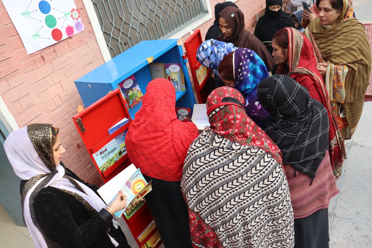 itacecorg's tweet image. Highlights from the Community Launches of Classroom Library corners under #PakistanLiteracyProject (#PLP) administered school - Government Girls Elementary School Sanatnagar #Lahore with Beautiful Books!

#ITACEC #ITAPublications #RoomtoRead #schooledupunjab