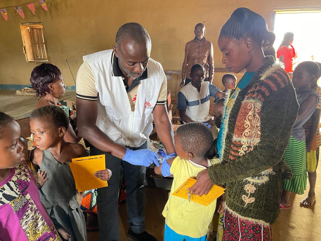 MSFcongo's tweet photo. 🚨Dans la zone de santé de #Kalole, au Sud-Kivu, @MSFcongo a accompagné les autorités sanitaires pour briser la chaine de transmission de la #rougeole. Pendant 6 semaines au mois d'aout à septembre, nos équipes ont organisé une campagne de vaccination dans 24 aires de santé⤵️⤵️ https://t.co/4NPTI2GLbz