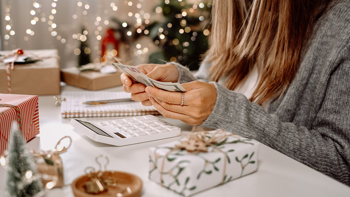 CashMattersOrg's tweet photo. Cash is a perfect last-minute Christmas present, but if slipping some banknotes into a card feels too low-effort, take a look at these 10 creative gifting suggestions for inspiration. 🎁

https://t.co/f0SSYGR29M https://t.co/Ve2slLJpKz