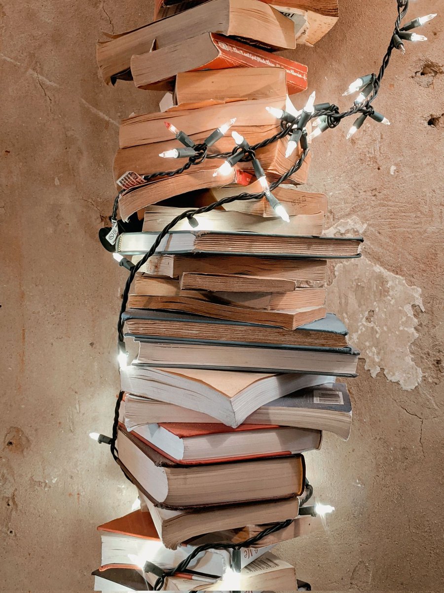 spicekarmelus's tweet photo. Regalar un libro es regalar tiempo, un viaje, una emoción que te sacuda por dentro, una tirita para el alma, una manta para el frío, una lección de vida, un amigo, un amor, un destino escrito y aun así incierto. La verdad, dudo que exista un regalo más navideño que un libro. https://t.co/UBzlq24zpd