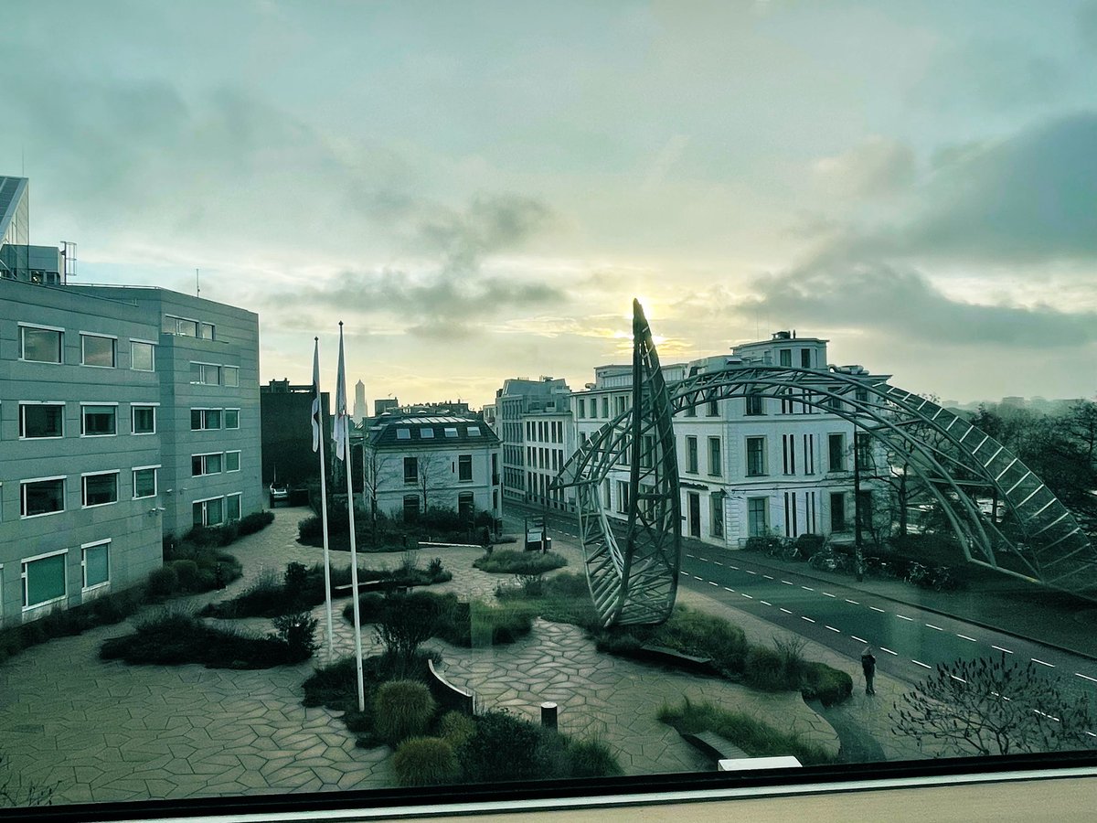 ArjanMeister's tweet photo. Top plek om te werken, ook qua uitzicht. Alweer een jaar voorbij sinds de indiensttreding! #alliander https://t.co/fbyK9dzUtK