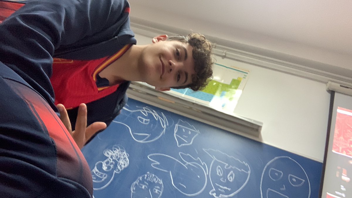 pauuula02_'s tweet photo. Viendo la lotería con Spiderman #LoteriaRTVE https://t.co/cAv40Jbgsw