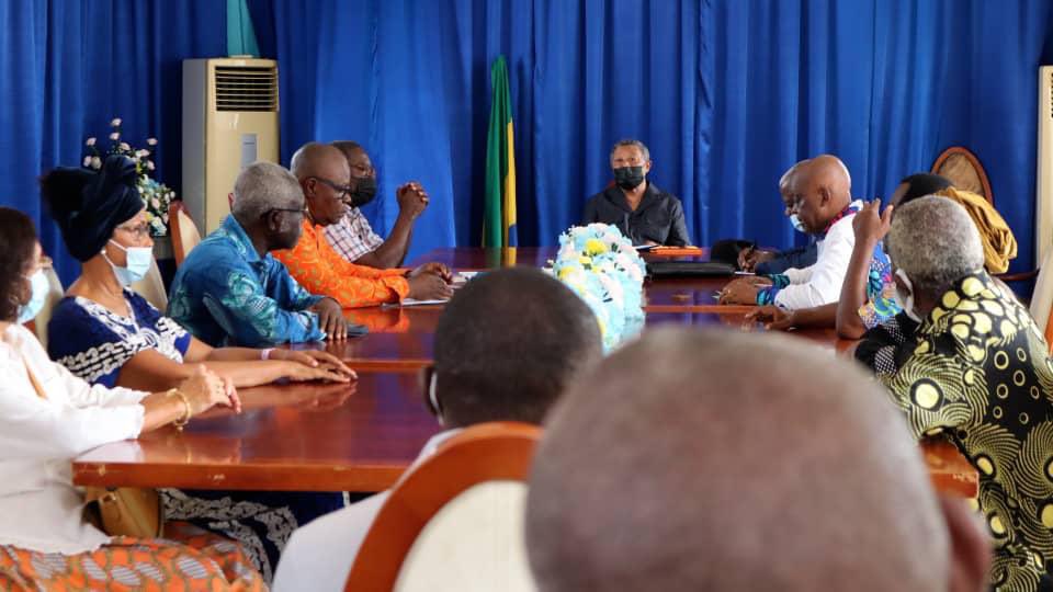 Plus qu'une visite, un cri du cœur, lancé par les notables du Haut-Ogooué et de l'Estuaire. Plus que jamais, sauver le Gabon.